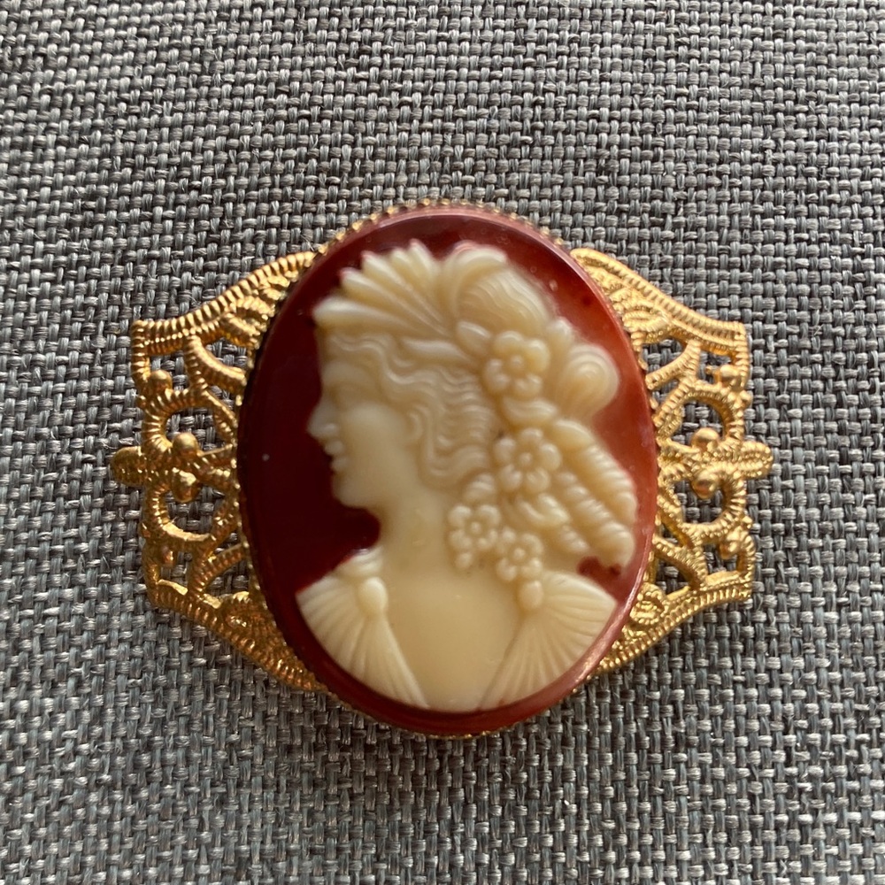 Vintage Cameo Scarf Clip – Gold Tone Retro Scarf Holder